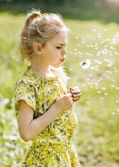SOMMERFIN: Tidligere i sommer ble prinsesse Estelle også fotografert i hagen hjemme på Haga slott. Foto: Linda Broström / Kungliga Hovstaterna SOMMERFIN: Tidligere i sommer ble prinsesse Estelle også fotografert i hagen hjemme på Haga slott. Foto: Linda Broström / Kungliga Hovstaterna